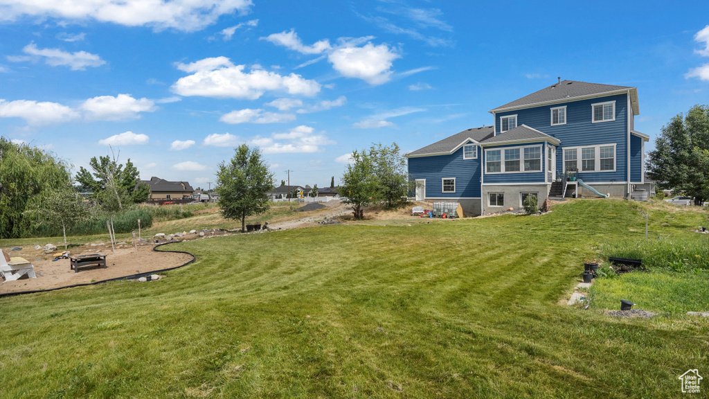 View of grassy yard