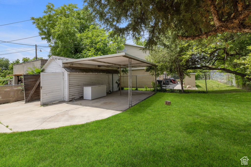 View of yard with a shed