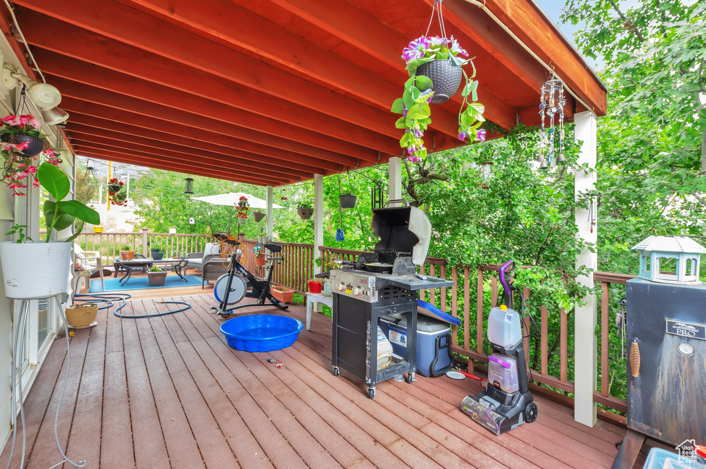 Deck featuring outdoor dining space