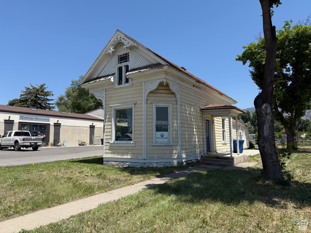 View of front facade featuring a front yard