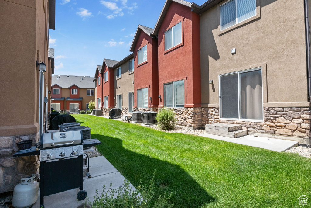 View of green lawn featuring a residential view