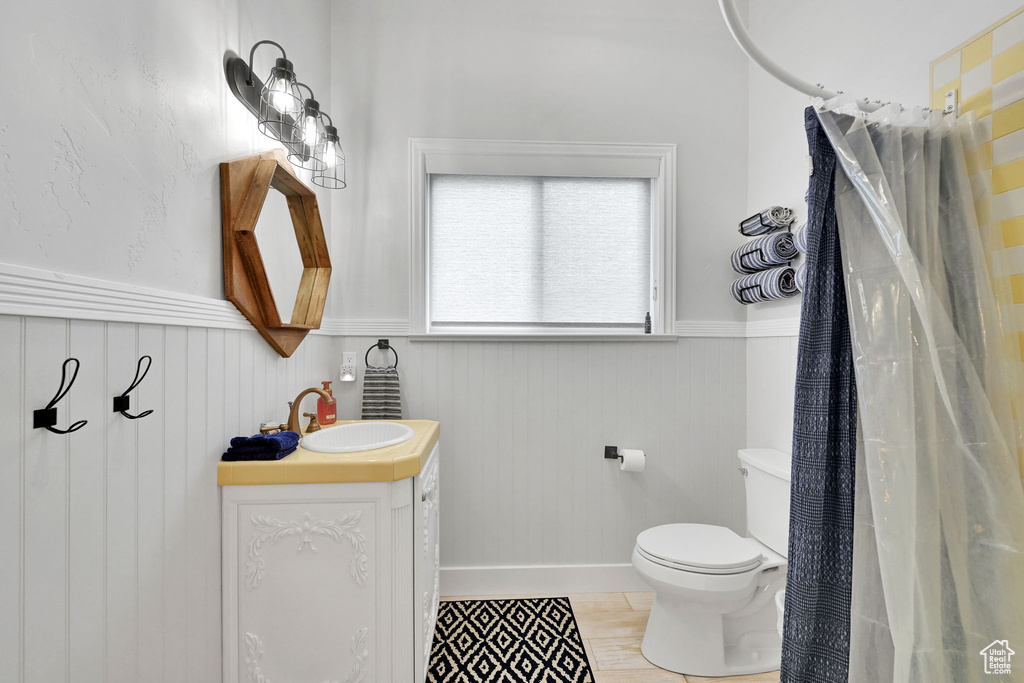 Full bath with vanity and wainscoting