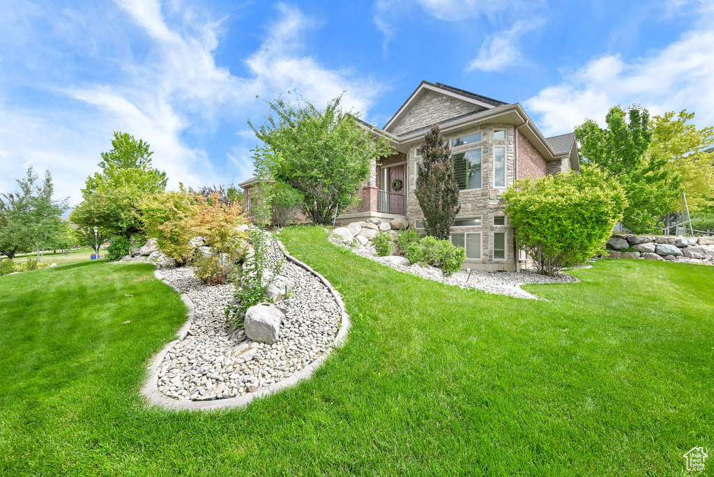 View of grassy yard