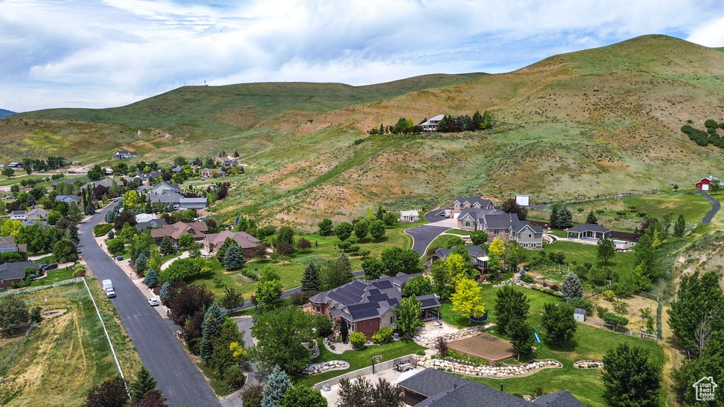 Aerial view of property\\\\\\\'s location with a mountainous background and nearby suburban area