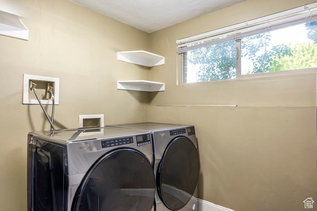 Washroom with independent washer and dryer and baseboards