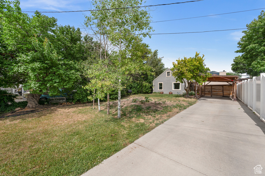 View of yard featuring driveway