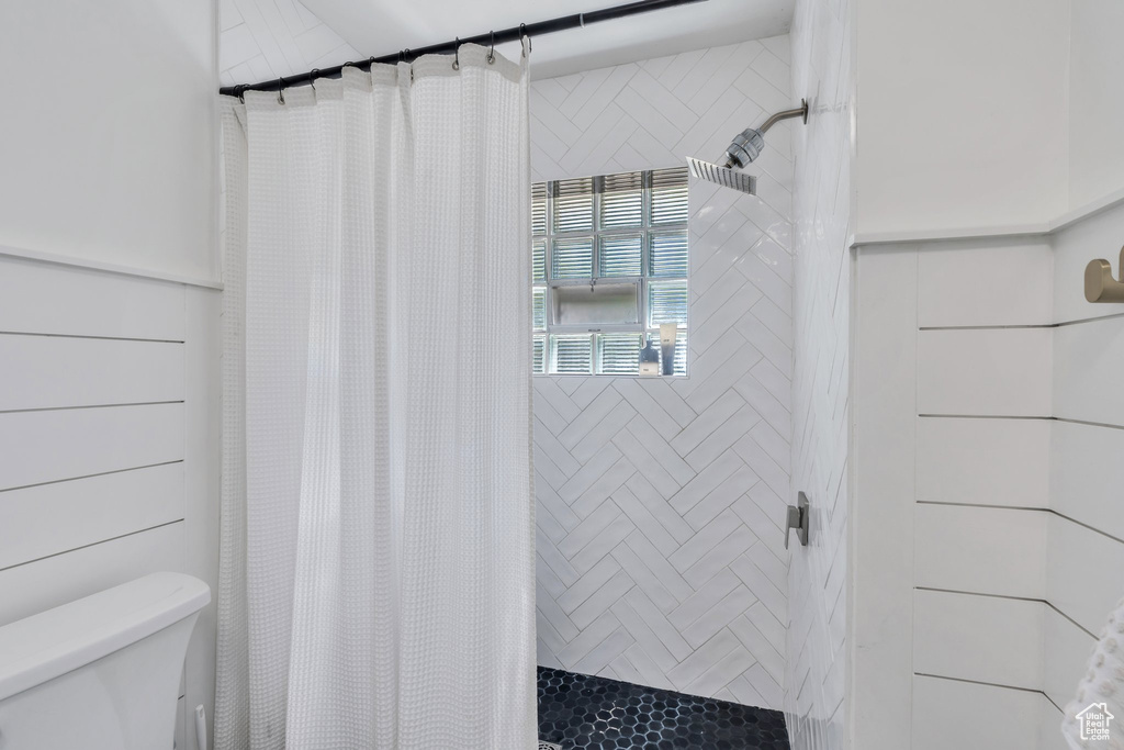 Full bathroom featuring a tile shower