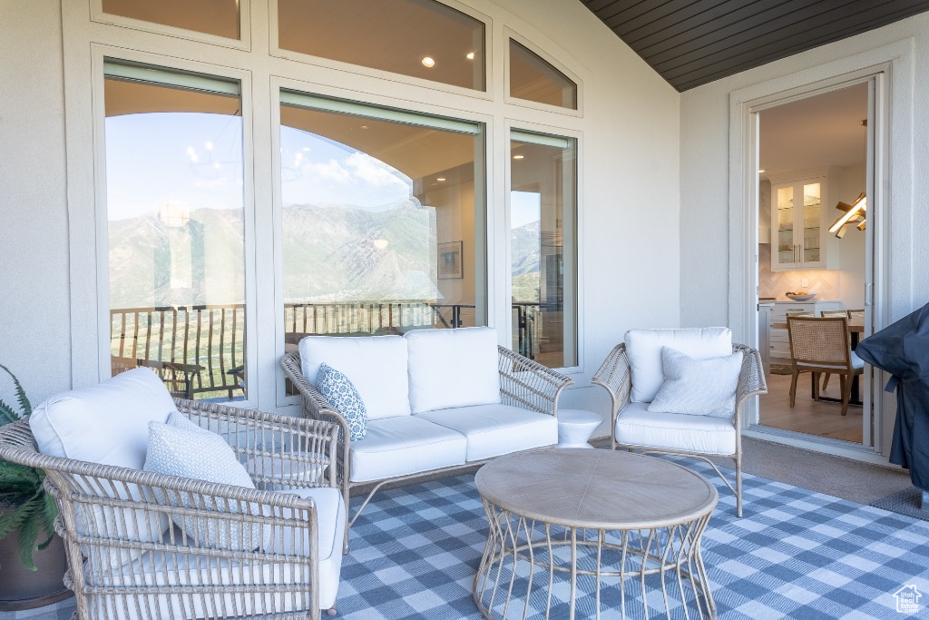 Sunroom with lofted ceiling