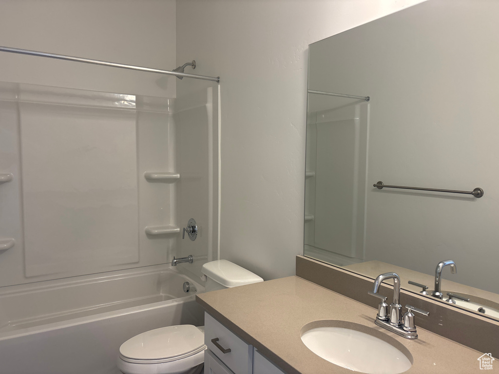 Bathroom with vanity and washtub / shower combination