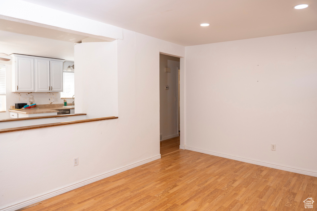 Unfurnished room featuring light wood-style floors and recessed lighting