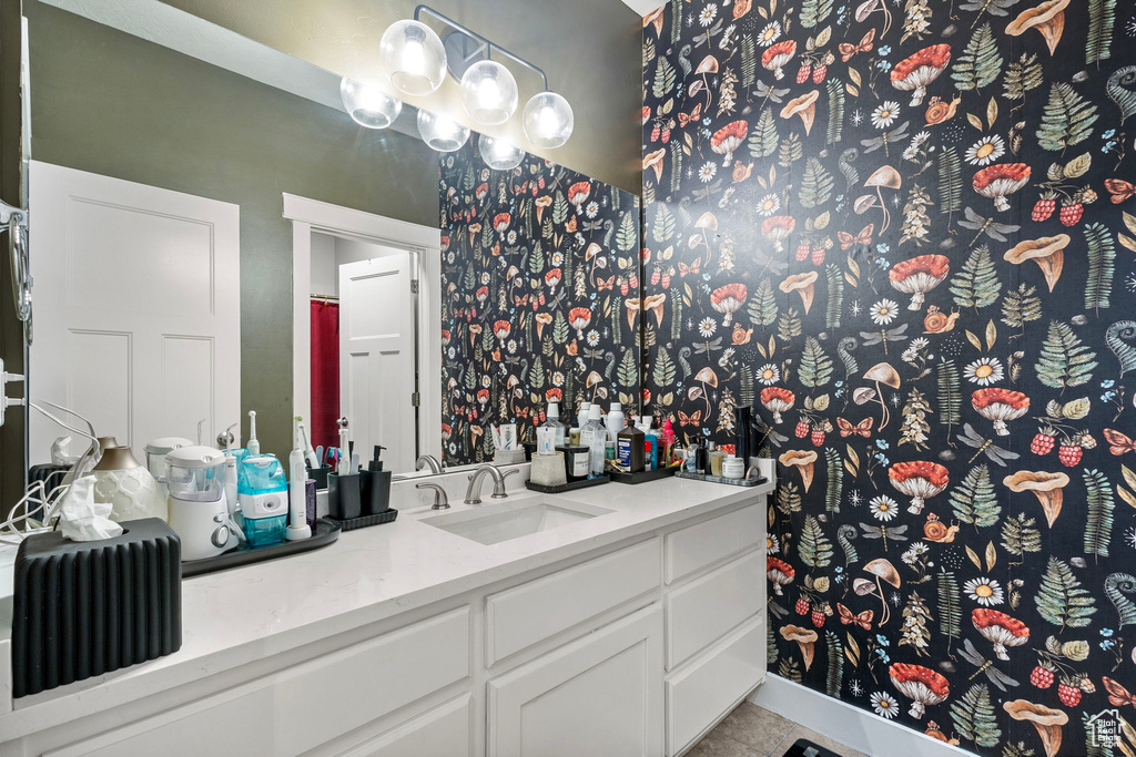 Full bath with vanity and a shower with shower curtain
