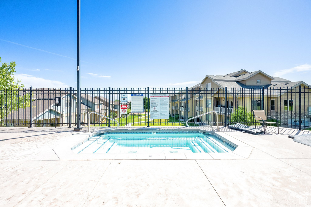 View of pool featuring a pool