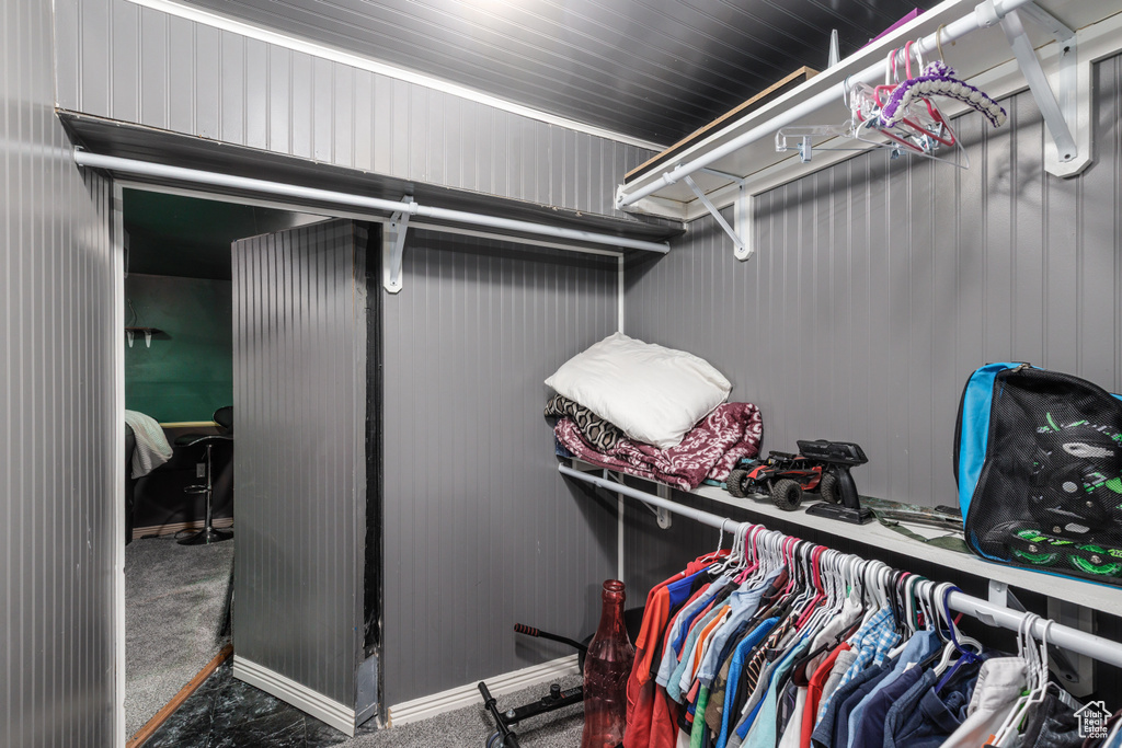 Walk in closet with carpet flooring