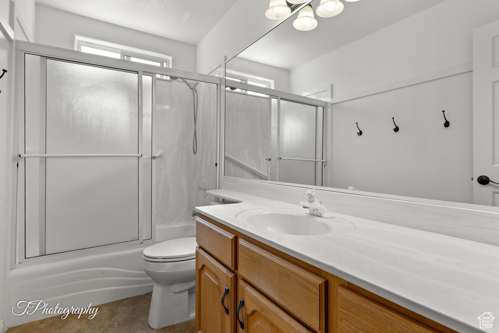 Full bath with vanity and bath / shower combo with glass door