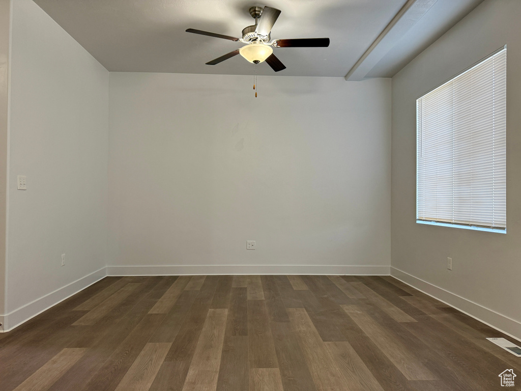 Unfurnished room with dark wood-style flooring and ceiling fan