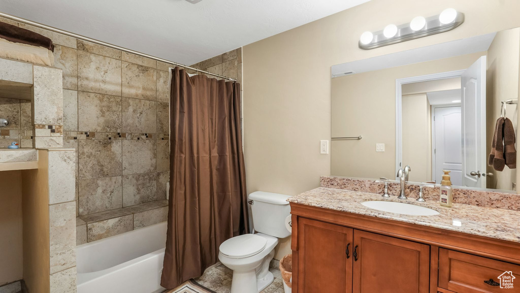 Bathroom with vanity and shower / bathtub combination with curtain
