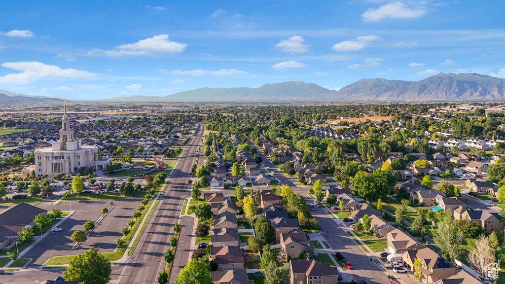 Aerial view of property\\\\\\\\\\\\\\\\\\\\\\\\\\\\\\\'s location featuring a mountain backdrop and nearby suburban area