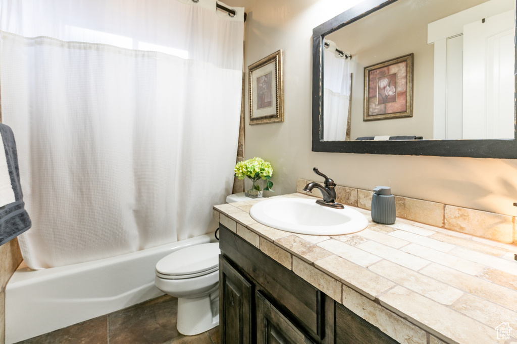Full bath with vanity and shower / tub combo with curtain