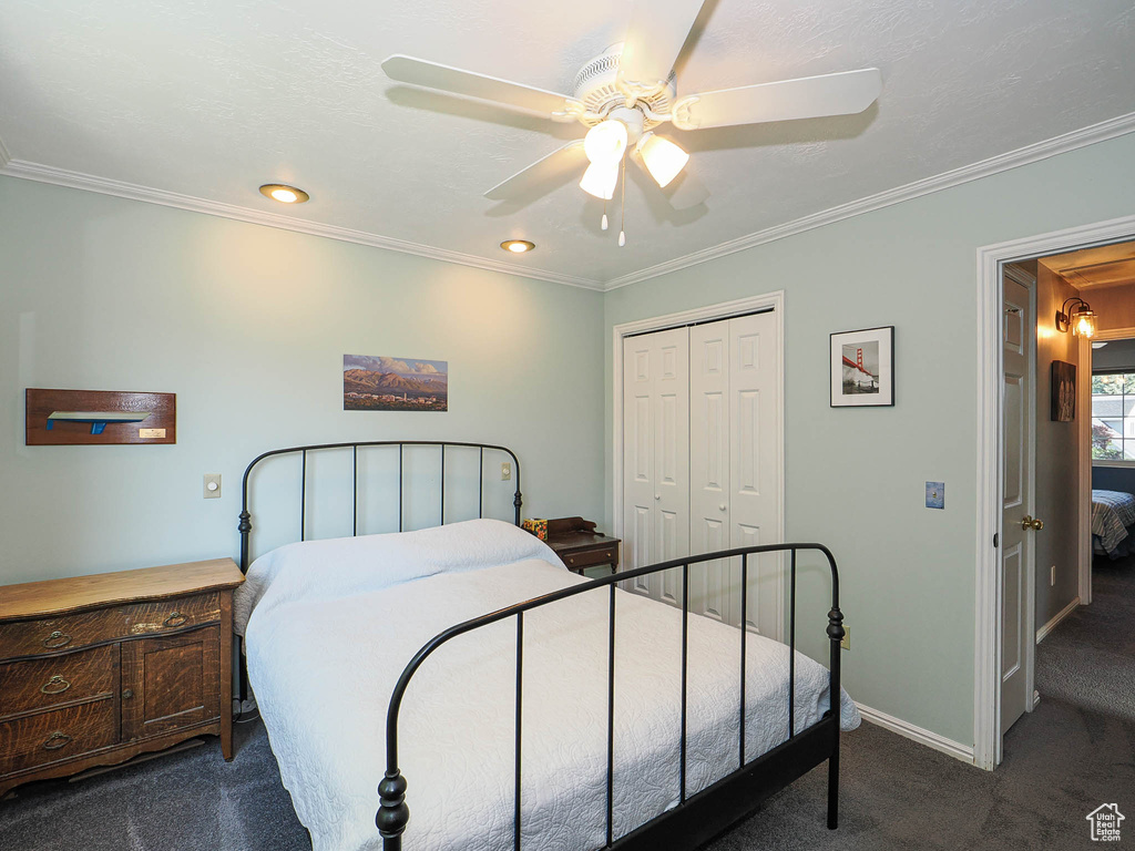 Bedroom with carpet, a closet, ornamental molding, a ceiling fan, and recessed lighting