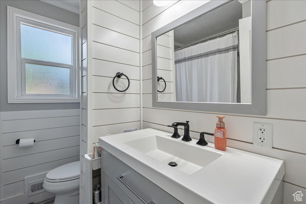 Bathroom featuring vanity and crown molding