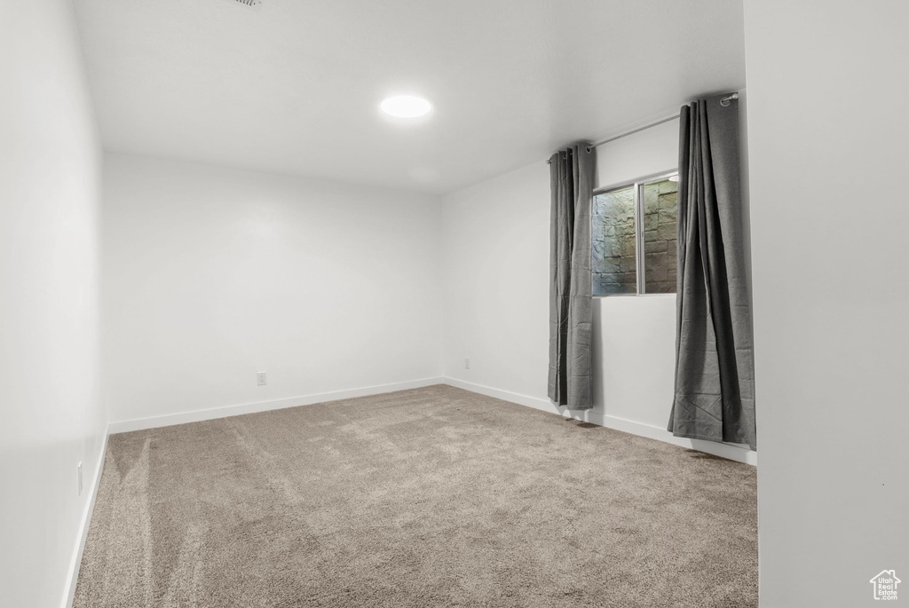 Unfurnished room with carpet flooring