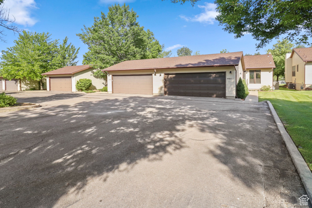 View of front facade with a front lawn and driveway