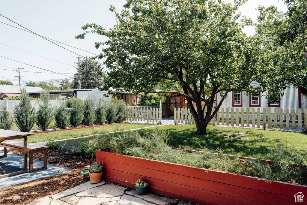 Fenced front yard with a garden