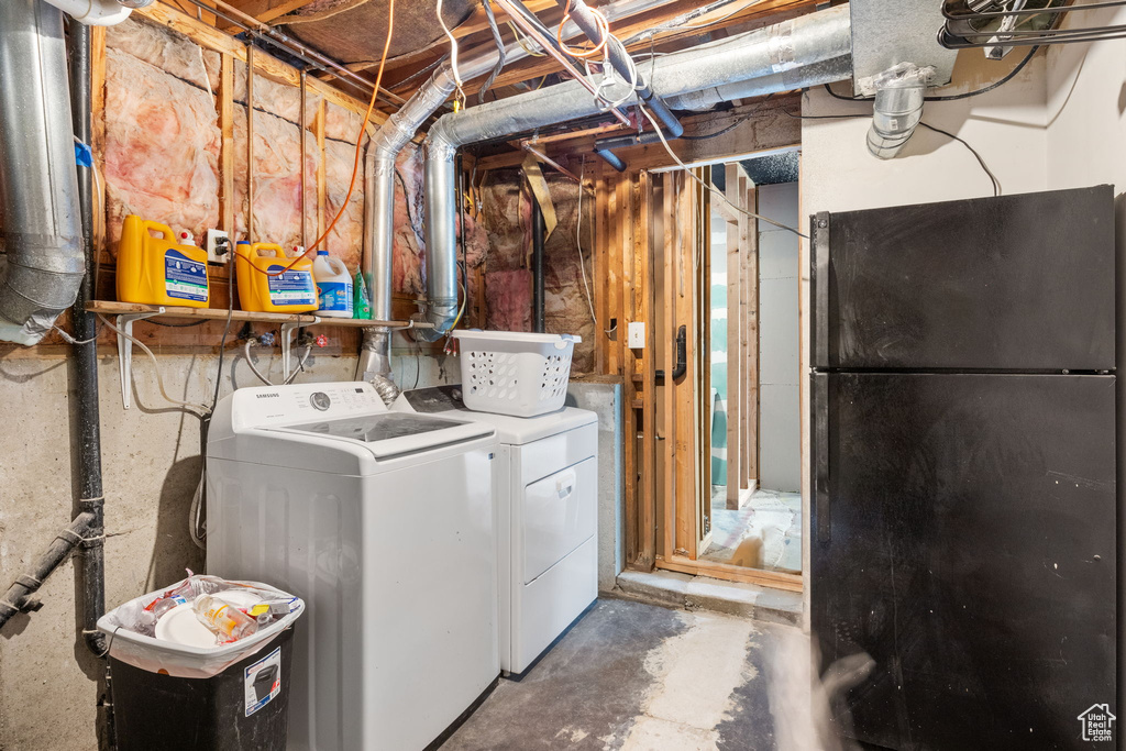 Washroom with washing machine and clothes dryer