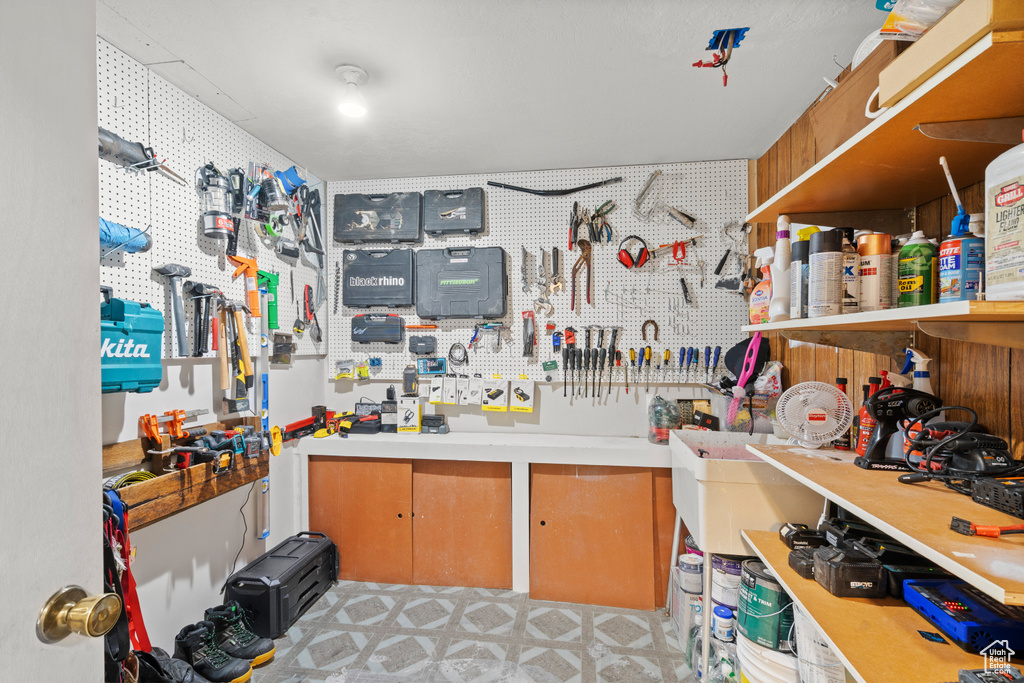Miscellaneous room featuring a workshop area