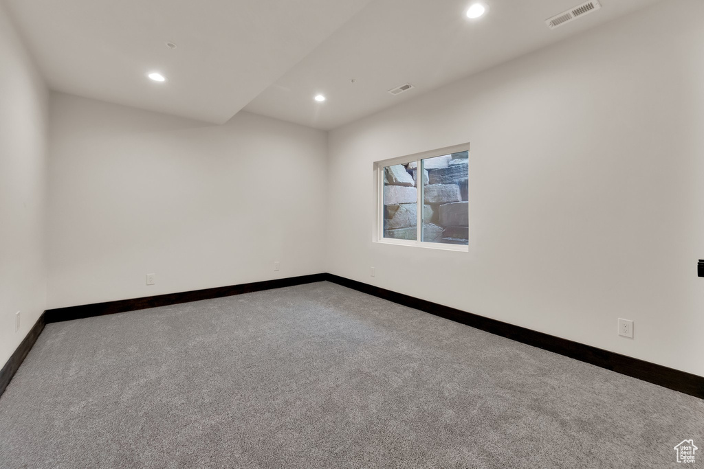 Carpeted spare room with recessed lighting and baseboards