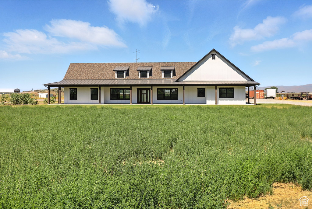 View of front facade with a front lawn