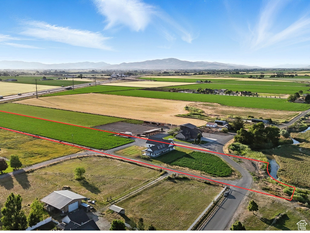 View of rural area with property boundaries highlighted and mountains
