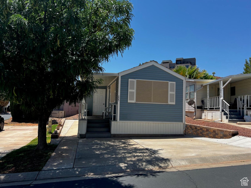 Manufactured / mobile home featuring covered porch
