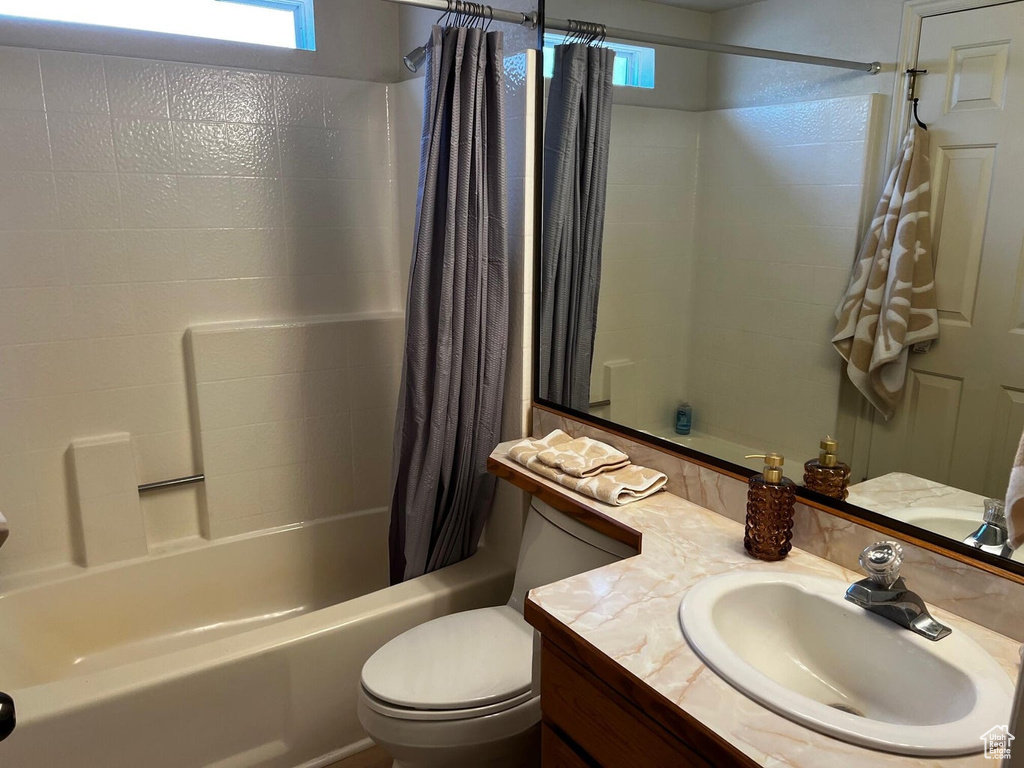 Full bath with plenty of natural light, shower / tub combo, and vanity