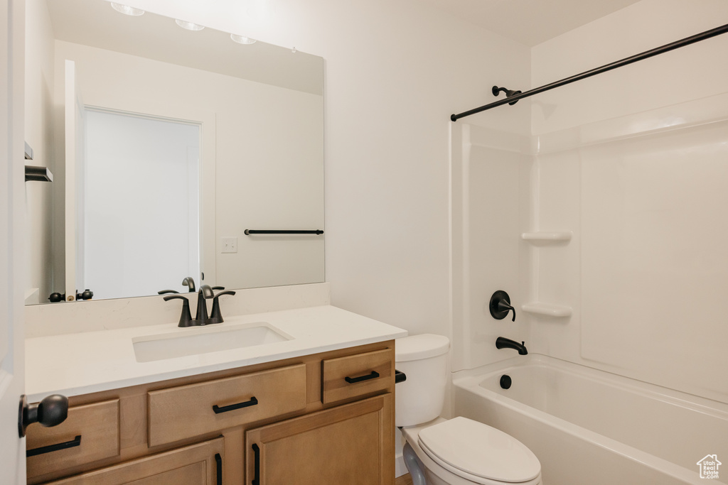 Full bath with vanity and shower / washtub combination