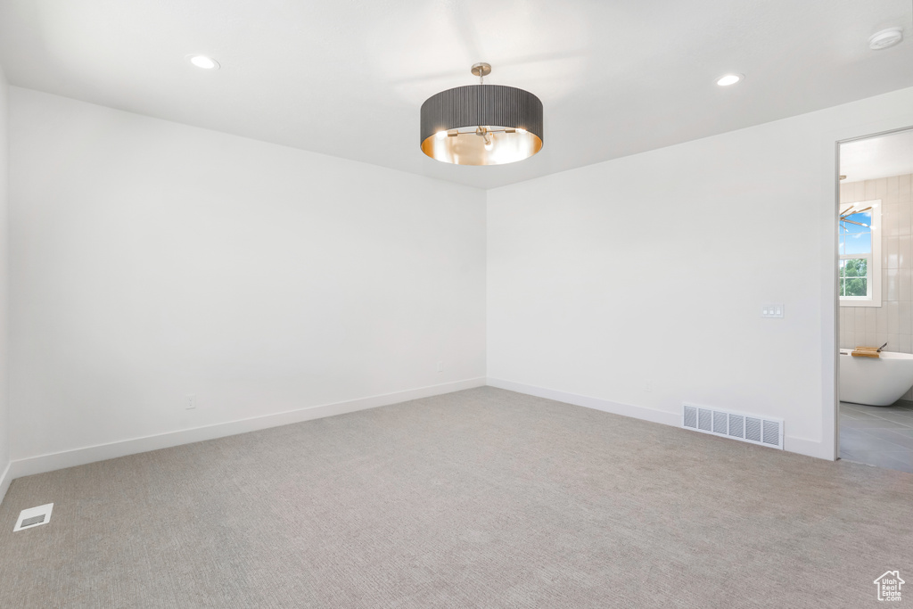 Unfurnished room featuring carpet, a smoke detector, and recessed lighting