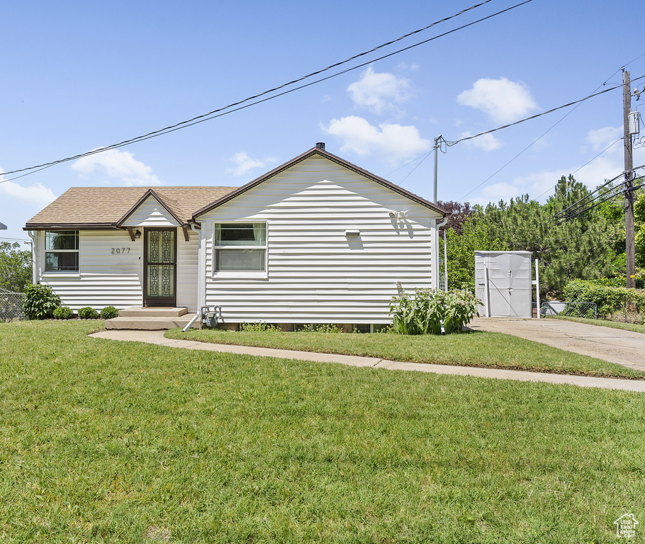 View of front of house featuring a front yard