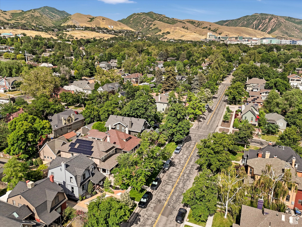 Aerial view of property\\\\\\\'s location featuring a mountainous background and nearby suburban area