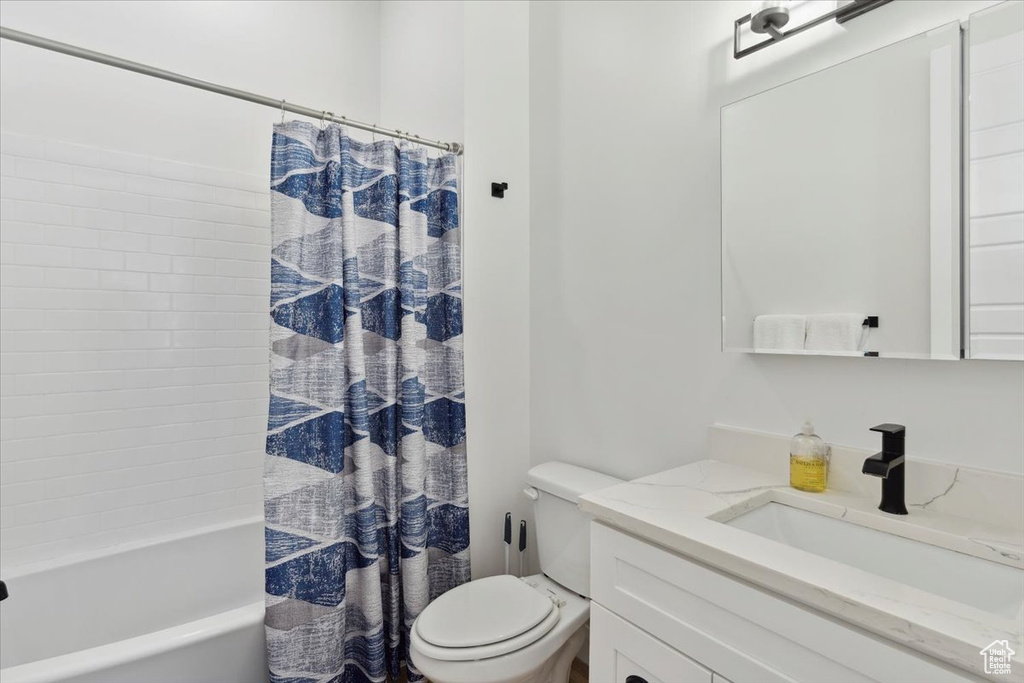 Bathroom with vanity and shower / bath combo with shower curtain