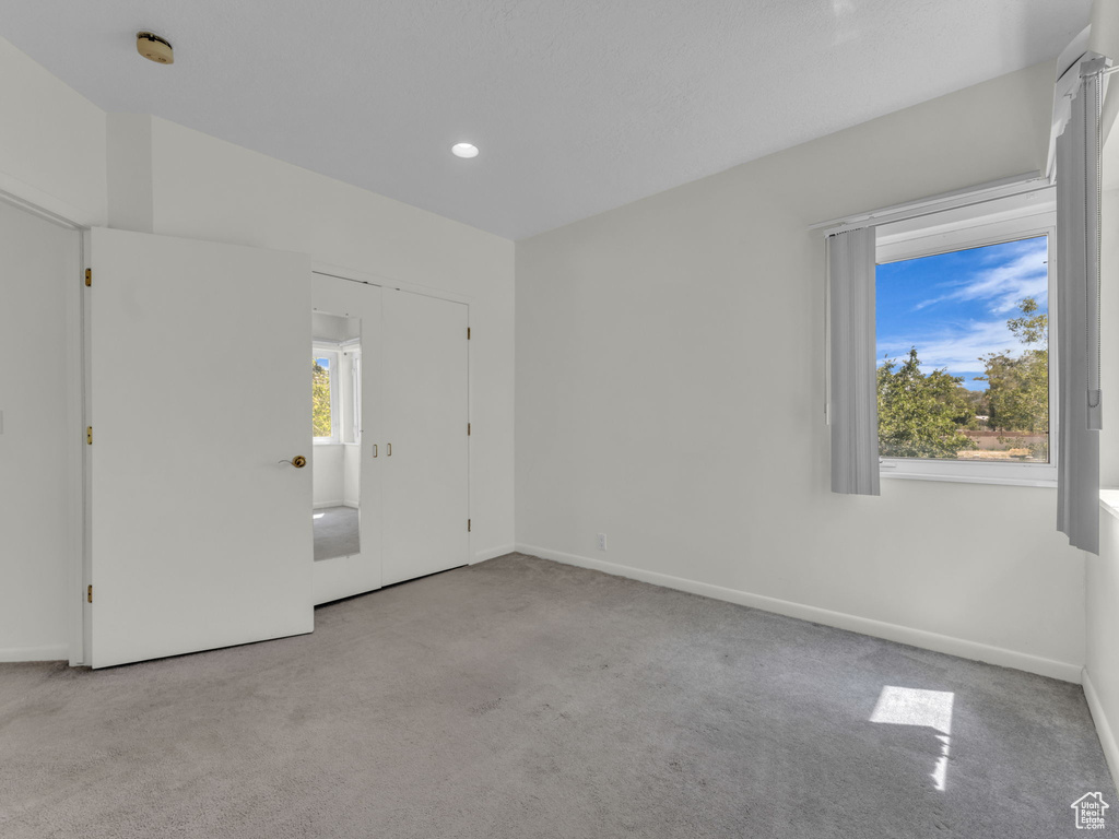 Unfurnished room featuring carpet floors, a smoke detector, and recessed lighting