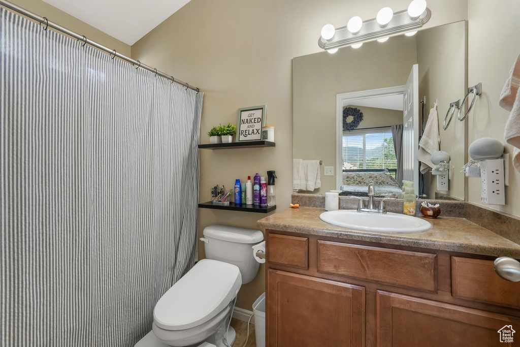 Ensuite bathroom with vanity and a shower with curtain