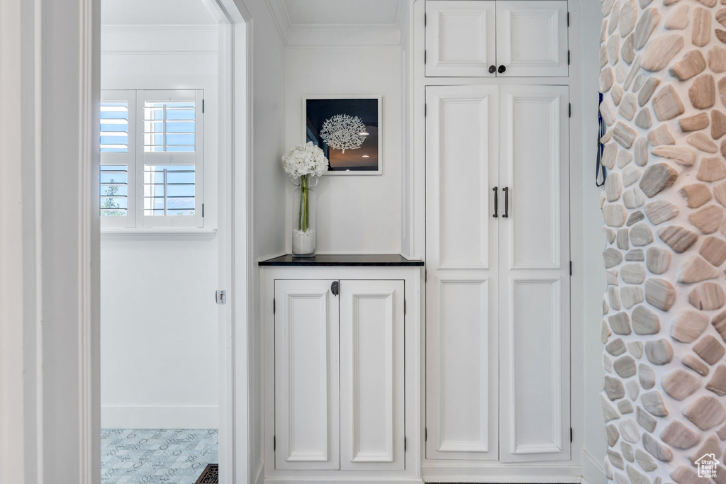 Detailed view of ornamental molding and baseboards