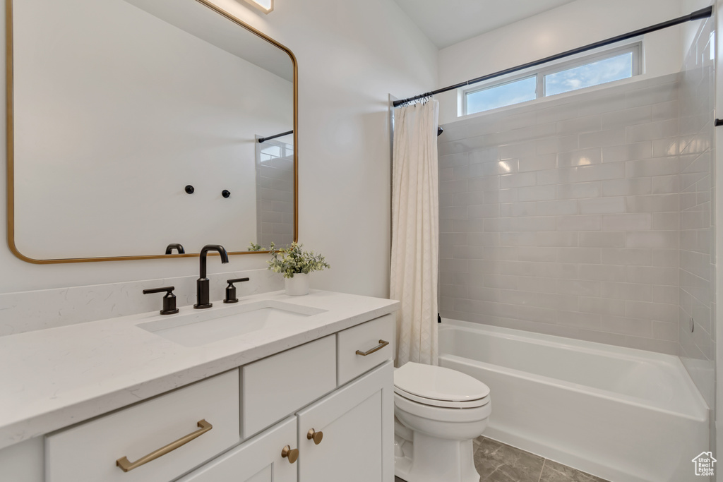 Full bath with vanity and shower / tub combo