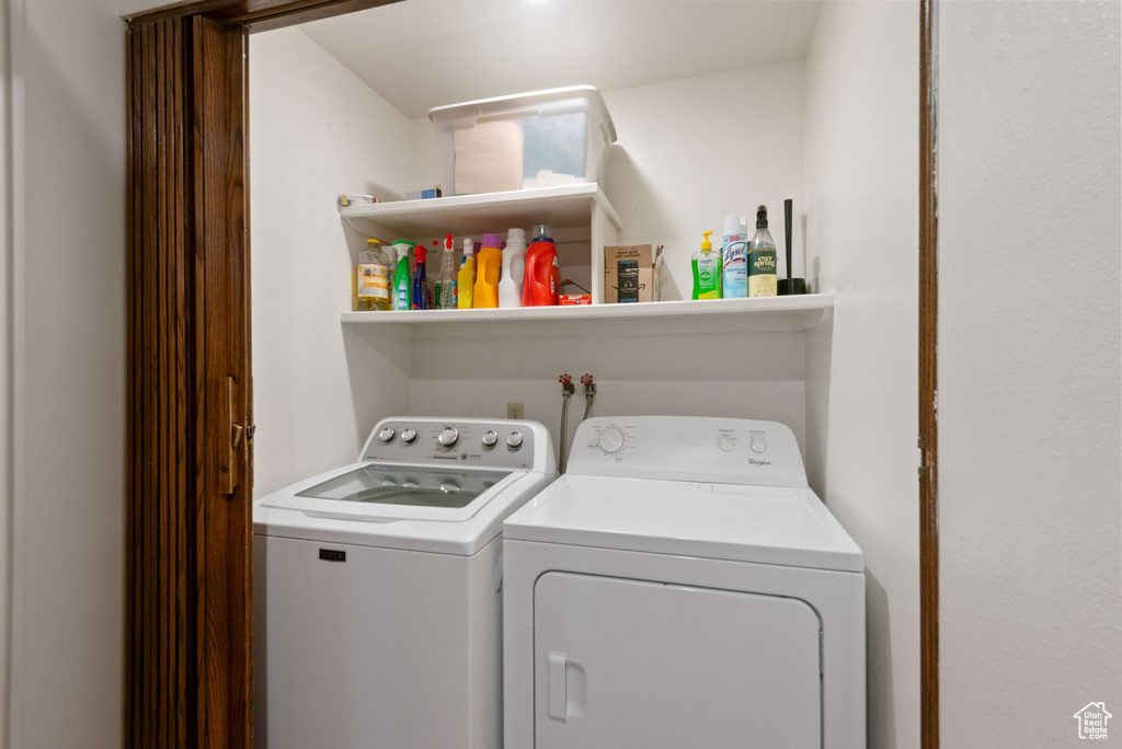 Washroom with independent washer and dryer