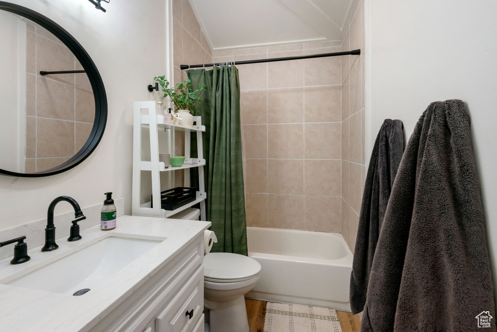 Full bath with vanity and shower / bath combo with shower curtain