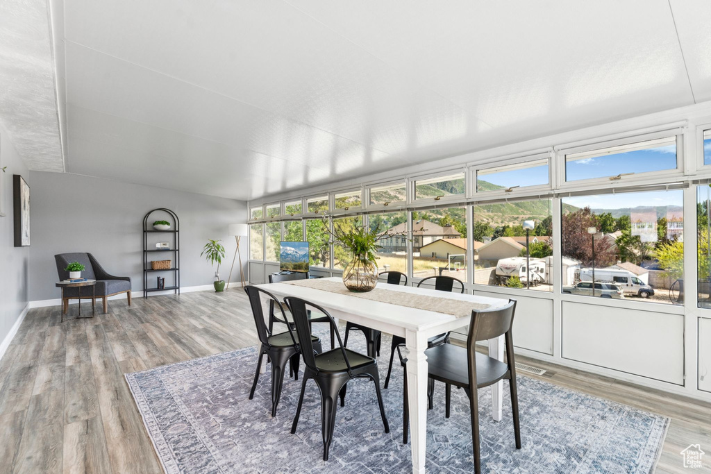 View of sunroom / solarium