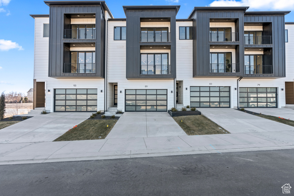 View of front of house with a garage and driveway