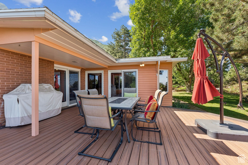 Deck featuring outdoor dining space