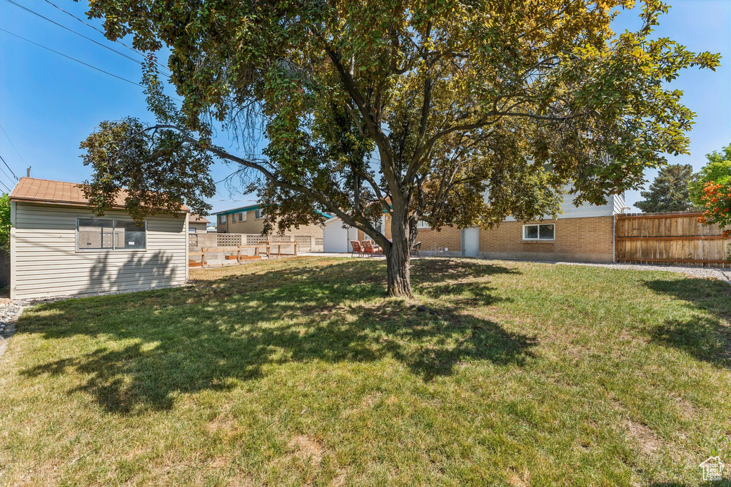 View of yard featuring an outbuilding