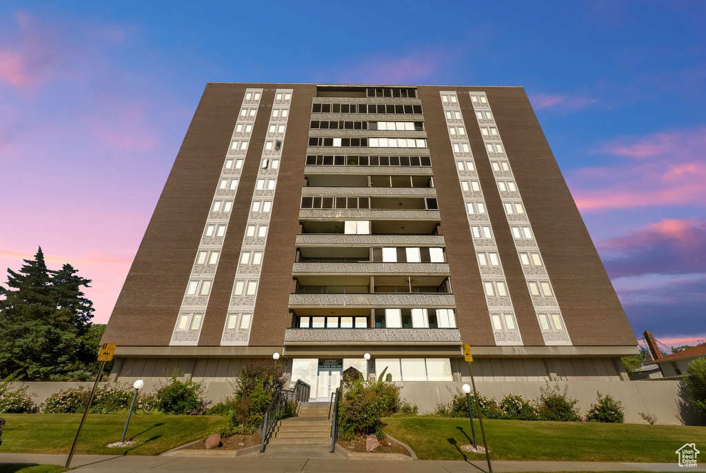 View of apartment building / complex